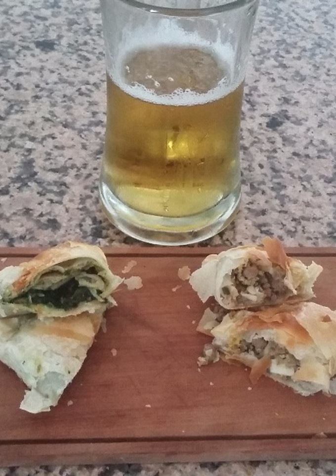 Una foto de Empanadas de carne y de pollo con acelga y salsa blanca