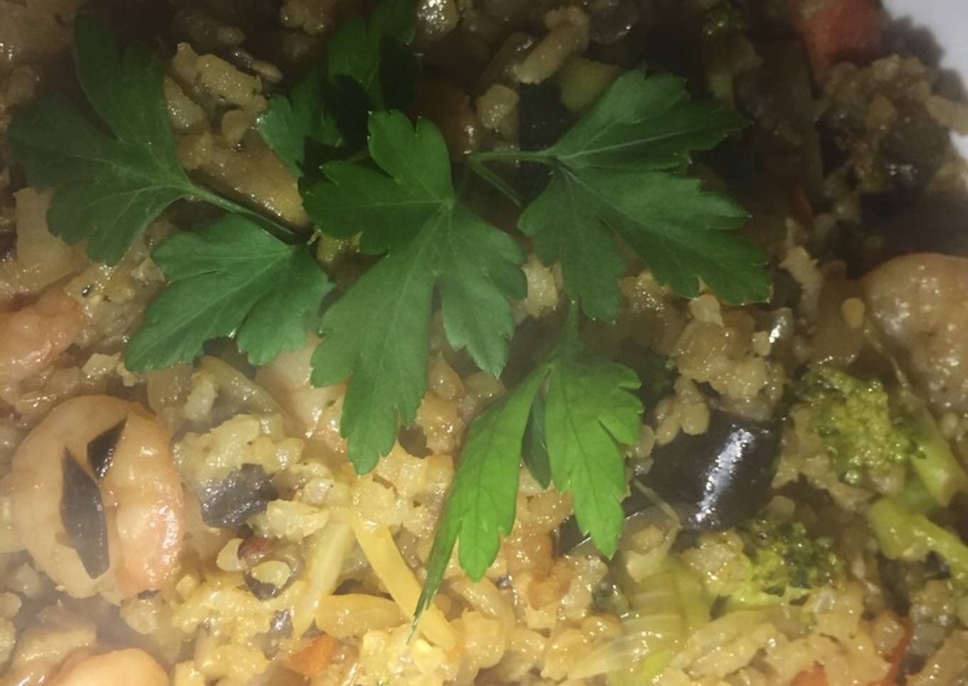 Arroz integral con verduras y gambas