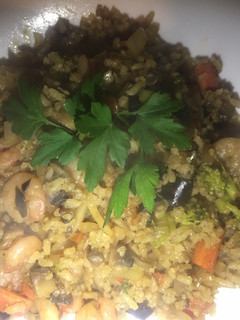 Una foto de Arroz integral con verduras y gambas
