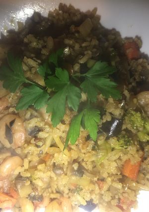 Una foto de Arroz integral con verduras y gambas