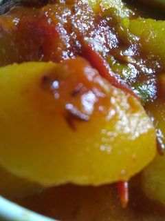 दम आलू (Dum Aloo recipe in hindi) रेसिपी मुख्य फोटो