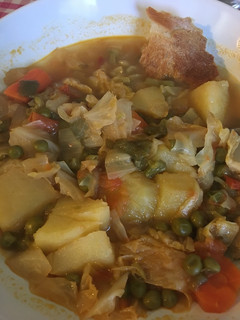 Una foto de Tremendo guisito de papas con col y guisantes