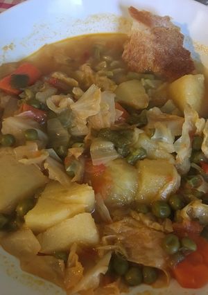 Una foto de Tremendo guisito de papas con col y guisantes