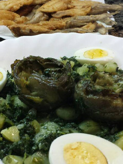 Una foto de Espinacas con patatas, alcachofas y huevos cocidos
