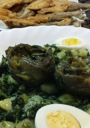 Una foto de Espinacas con patatas, alcachofas y huevos cocidos