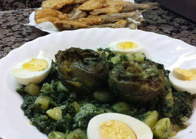 Foto principal de Espinacas con patatas, alcachofas y huevos cocidos