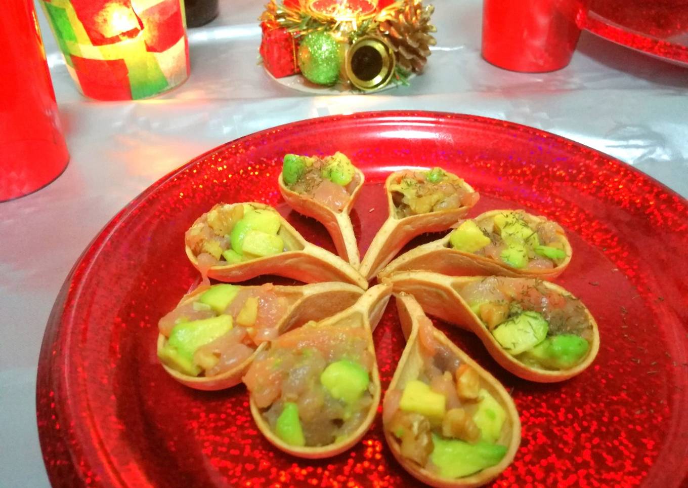 Crujiletas de aguacate con salmón y nueces