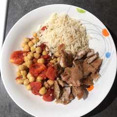 A picture of Bowl con cerdo, garbanzos y arroz.