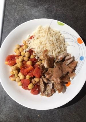 Una foto de Bowl con cerdo, garbanzos y arroz