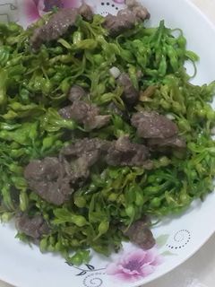 Hình của món Hoa thiên lý xào thịt bò.