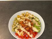 Una foto di poke con salmone
