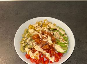 Foto di Spicy salmon poke bowl