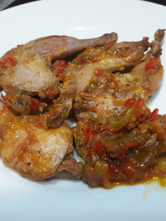 Una foto de Muslitos de codorniz en salsa