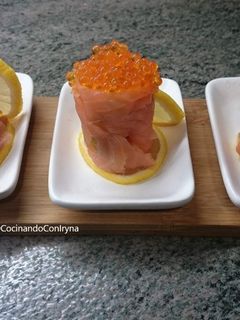 Una foto de Rollitos de salmón con caviar rojo