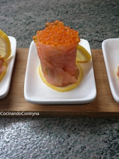 Una foto de Rollitos de salmón con caviar rojo