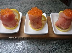 Una foto de Rollitos de salmón con caviar rojo