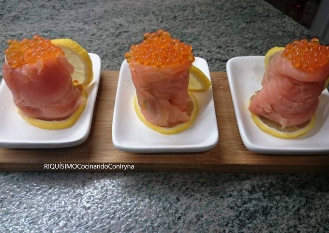 Rollitos de salmón con caviar rojo Receta de Iryna Burlutskaya- Cookpad