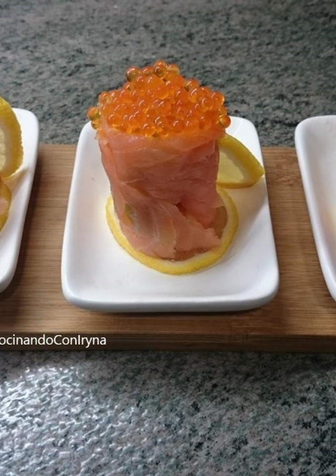Una foto de Rollitos de salmón con caviar rojo