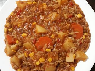 Guiso de arroz apto para vegetarianos y veganos
