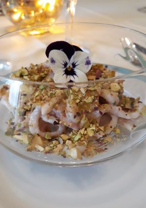 Foto di Insalata di calamari cotti a bassa temperatura con mango