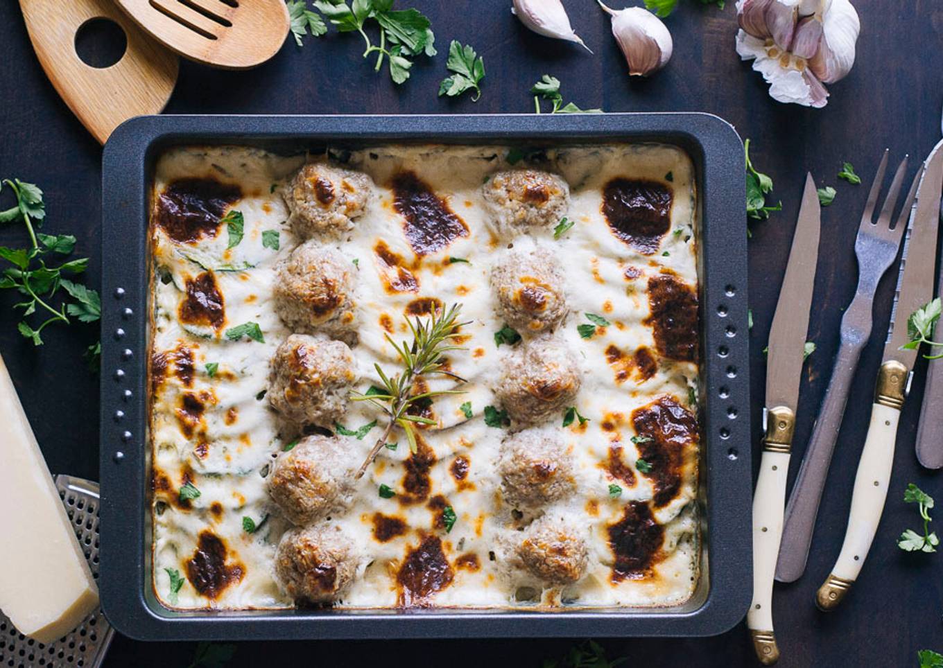 Albóndigas con verduras al horno y salsa de queso con romero