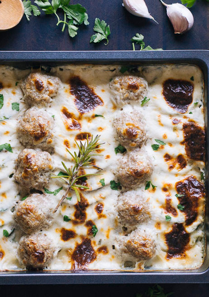 Una foto de Albóndigas con verduras al horno y salsa de queso con romero