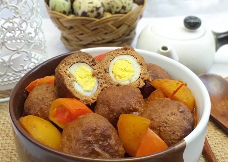 Cara Membuat Semur Bola-bola Daging Isi Telur Puyuh, Enak Banget