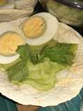 Nidos de ensalada de lechuga y huevo duro