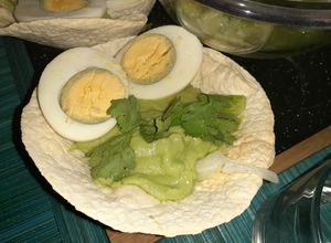 Una foto de Nidos de ensalada de lechuga y huevo duro