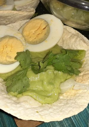 Una foto de Nidos de ensalada de lechuga y huevo duro