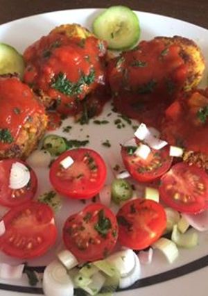 Cukkini (+édesburgonya, sárgarépa) fasírt, csípős salsával és hagymás paradicsomsalátával recept fotója