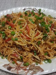 वेज हक्का नूडल्स (Veg hakka Noodles recipe in Hindi) रेसिपी मुख्य फोटो