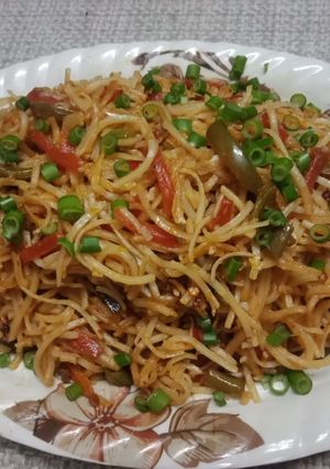 वेज हक्का नूडल्स (Veg hakka Noodles recipe in Hindi) रेसिपी मुख्य फोटो