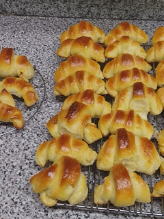 Una foto de Medias lunas o Croissant masa casera / rellenos de dulce de leche
