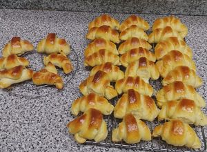 Foto principal de Medias lunas o Croissant masa casera / rellenos de dulce de leche