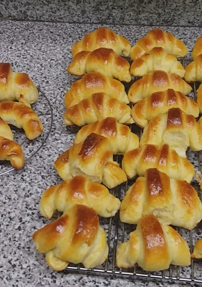 Una foto de Medias lunas o Croissant masa casera / rellenos de dulce de leche