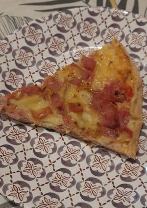 Una foto de Tarta de huevo, jamón, queso y tomate
