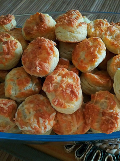 Élesztő nélküli túrós pogácsa recept fotója