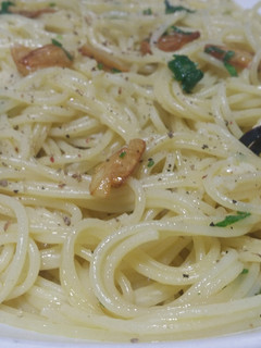 Una foto de Espaguetis con ajo, aceite y guindilla (Spaghetti aglio, olio e peperoncino)