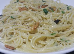 Una foto de Espaguetis con ajo, aceite y guindilla (Spaghetti aglio, olio e peperoncino)