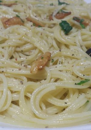 A picture of Spaghetti with Garlic, Oil, and Chili Pepper (Spaghetti aglio, olio e peperoncino).