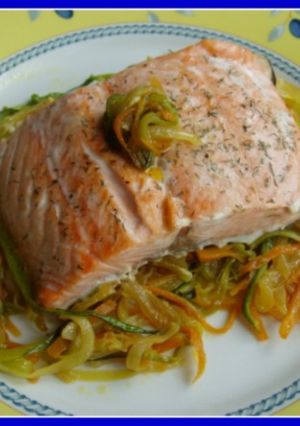 Una foto de Juliana de verduras con salmón