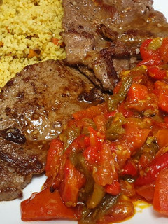 Una foto de Ensalada de pimiento asado marroquí en plato combinado