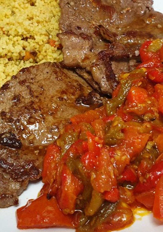 Una foto de Ensalada de pimiento asado marroquí en plato combinado