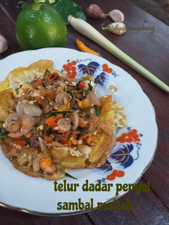 Foto resep Telur dadar penyet sambal matah