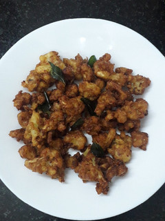 காலிஃப்ளவர் பக்கோடா(CAULIFLOWER PAKODA RECIPE IN TAMIL) செய்முறை முக்கிய புகைப்படம்