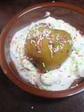 Peras al vino con yogur griego