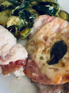 Foto di Saltimbocca alla romana al forno e involtini ripieni in padella