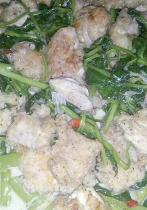 A picture of Spicy creamy chicken with kangkong.