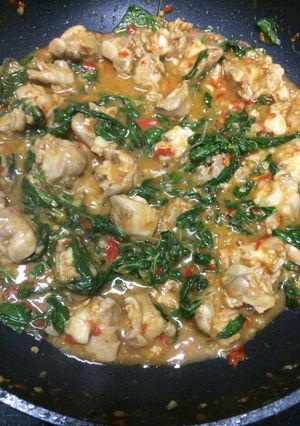 รูปของ กะเพราเอ็นไก่ทอด (น้ำเยิ้ม)